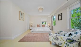 9 Casey Ct, Newport, RI 02840