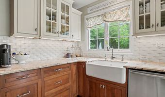 10 Snug Harbor Dr, Danbury, CT 06811