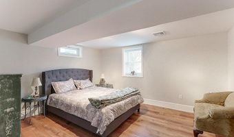 7 Wilbur Ave, Newport, RI 02840