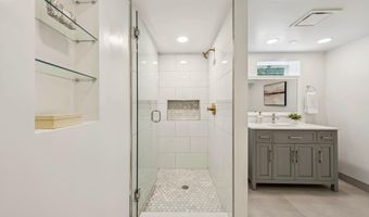 3801 LORCOM Ln N, Arlington, VA 22207