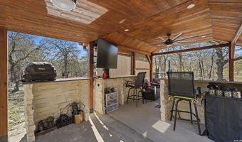828 Shady Grv, Adkins, TX 78101