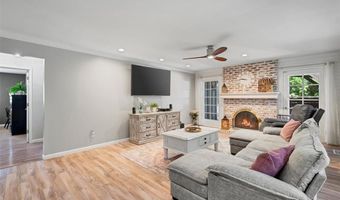 806 Hollyridge Dr, Ballwin, MO 63011