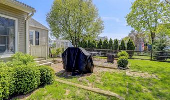 126 9th St, Belford, NJ 07718