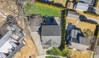 15 Foxcroft Rd, Albertson, NY 11507