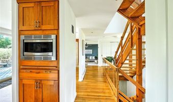 4 Buckingham St, Barrington, RI 02806