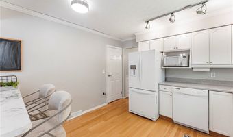 300 Chatham Dr, Aurora, OH 44202