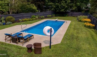 4 Fairway Ct, Albany, NY 12208