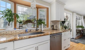 17 Lee St, Cranston, RI 02920