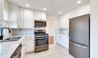 1233 N Hickory Trl, Addison, IL 60101