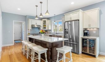 76 Woods Ln, Cranston, RI 02921
