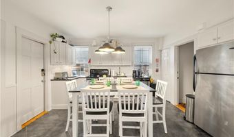 33 Marsh St, Newport, RI 02840