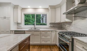 22 Smoke Rise Ln, Bedminster, NJ 07921
