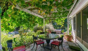 1220 Hope St, Bristol, RI 02809