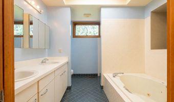 4 High Mountain Trl, Bayonne, NJ 07035