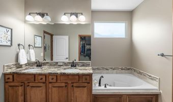 812 N Fairoaks Pl, Andover, KS 67002