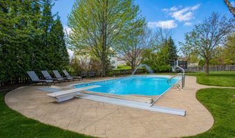 3 BLACKWOLF Ct, Algonquin, IL 60102