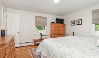 31 Wildwood Dr, Branford, CT 06405