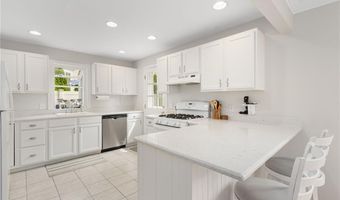 28 Wilbur Ave, Newport, RI 02840