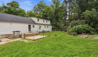 16 Ramblewood Dr, Branford, CT 06405