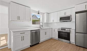 25 Stoneham St, Cranston, RI 02920