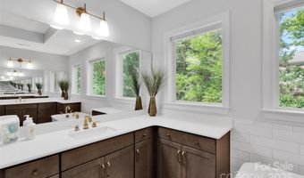 5052 Lesleewood Ct, Charlotte, NC 28226