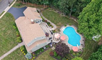 44 Devonshire Ct, Middletown, NJ 07748