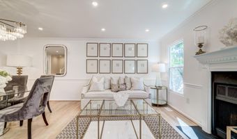 8 CARRIAGE HOUSE Cir, Alexandria, VA 22304