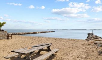 5 Hammock Pkwy, Clinton, CT 06413