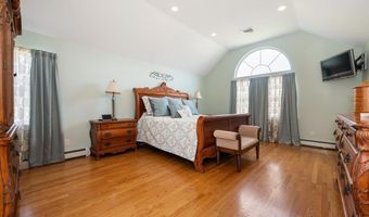 18 South Plz, Amity Harbor, NY 11701