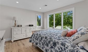 8 Woodsia Rd, Narragansett, RI 02874