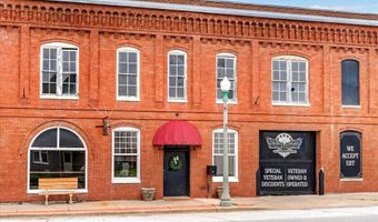 33 W Olive St, Aurora, MO 65605
