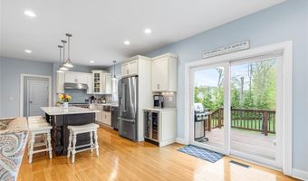 76 Woods Ln, Cranston, RI 02921