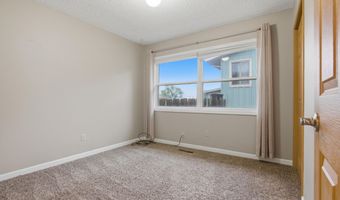 626 Willow Dr, Aberdeen, SD 57401