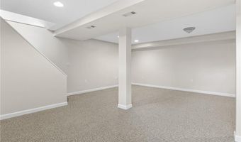 4 Ellsworth St, Warwick, RI 02886