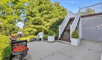 1 E Gate Rd, Danbury, CT 06811
