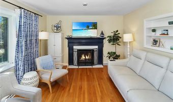 17 Wood Rd, Middletown, RI 02842