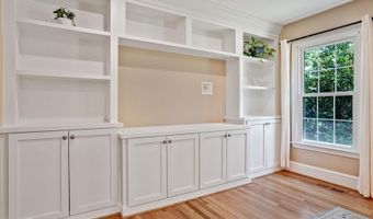 8614 BRAEBURN Dr, Annandale, VA 22003
