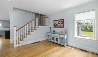 3 Oak St, Middletown, RI 02842