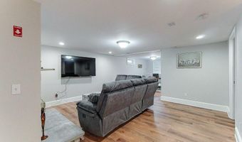 7 Wilbur Ave, Newport, RI 02840