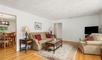 68 Birchwood Dr, Narragansett, RI 02882