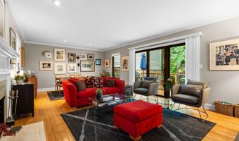 2202 Pine Grove Ct, Ann Arbor, MI 48103