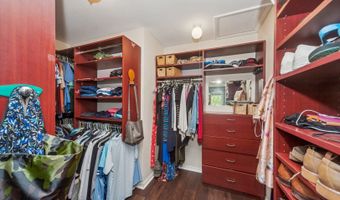 18 W Appletree Ln, Arlington Heights, IL 60004