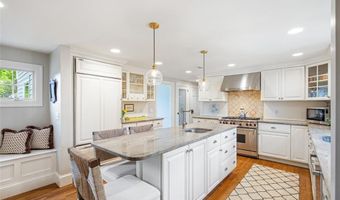 11 Harbour Rd, Barrington, RI 02806
