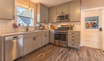 28 Mountainview Ave, Bangor, ME 04401