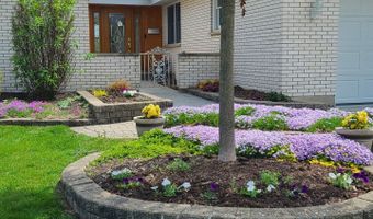 11 E Appletree Ln, Arlington Heights, IL 60004