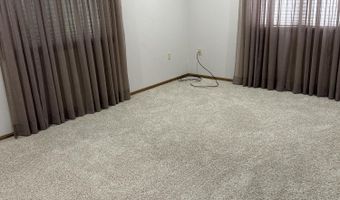 1102 Willow Dr, Aberdeen, SD 57401