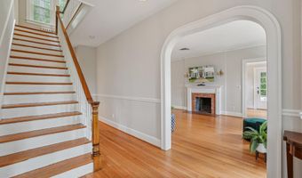 1805 ARMY NAVY Dr, Arlington, VA 22202