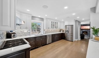 24 W Berkley Dr, Arlington Heights, IL 60004
