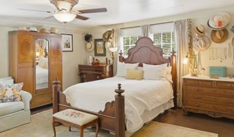 128 4th St, Apalachicola, FL 32320