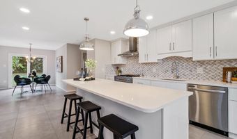 9908 KENTSDALE Dr, Potomac, MD 20854